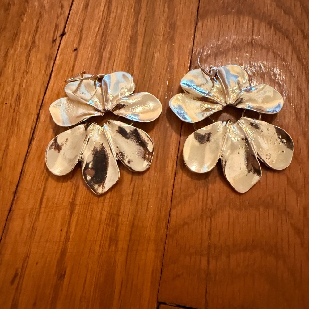 Silver Floral Earrings Gold Tone Elegant Classy Elevate any Style with these.